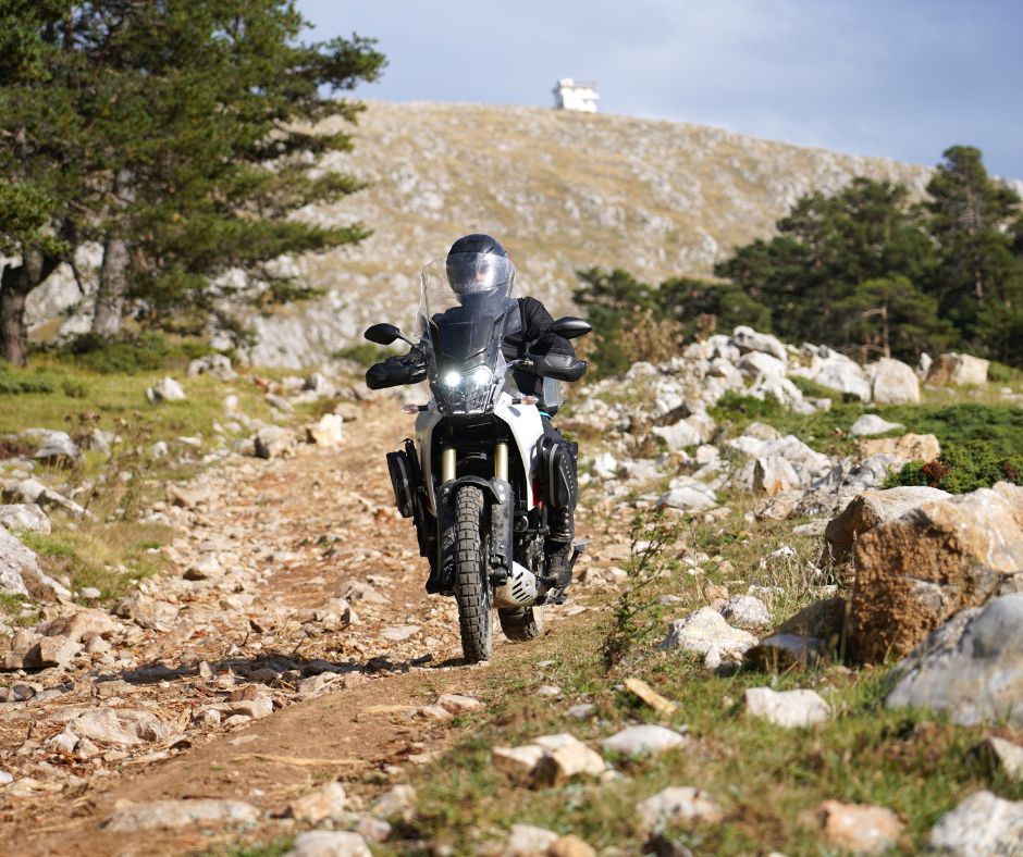 Seguridad en moto gracias a la tecnología: cómo la innovación protege. seguridad en moto tecnología